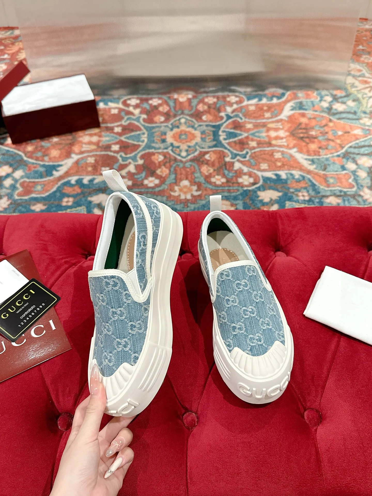👟👟Ex-factory price 520👟👟 Women's models are new🆕 Arrival Gucci tennis 1977 classic Loft series canvas shoes... 2025 hot recommended model, G+1977×Disney cooperation series... GG canvas is made of finished products and incorporates brand elements. The retro style is rich, the classics and feelings are perfect for recall! Each color fabric developed by the original version is customized by the original version, and we pursue the ultimate in large-scale products! Market-level top version ⚠ Fabric: Customized GG cloth electric embroidery/5D washed distressed canvas Lining: Customized terry cloth lining (the feet are fitted and cannot be disassembled) Outsole: Original molded TPU two-color outsole Size: 35-40 (41 customized)
